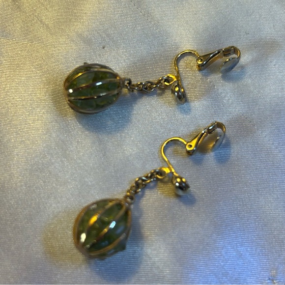 Earrings- gold tone basket with green rock chips inside- clip on, vintage - Picture 4 of 5